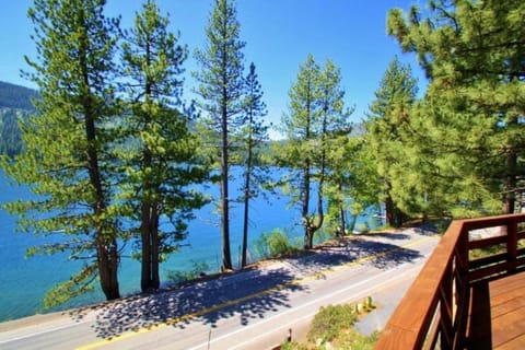 3 bedroom and Loft, 3 bath, sleeps 8 Direct Donner Lake Access DLR#070 Casa in Donner Lake