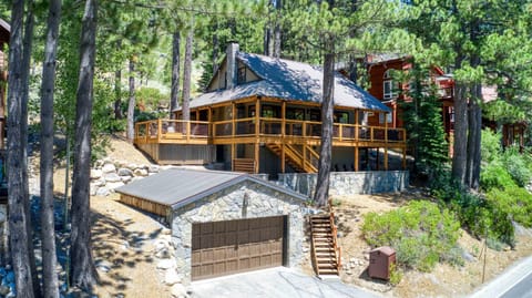 3 bedroom, 2 bath Sleeps 8 adults Direct Lake Access DLR#041 House in Donner Lake