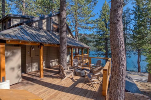 3 bedroom, 2 bath Sleeps 8 adults Direct Lake Access DLR#041 Casa in Donner Lake