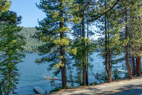 3 bedroom, 2 bath Sleeps 8 adults Direct Lake Access DLR#041 House in Donner Lake