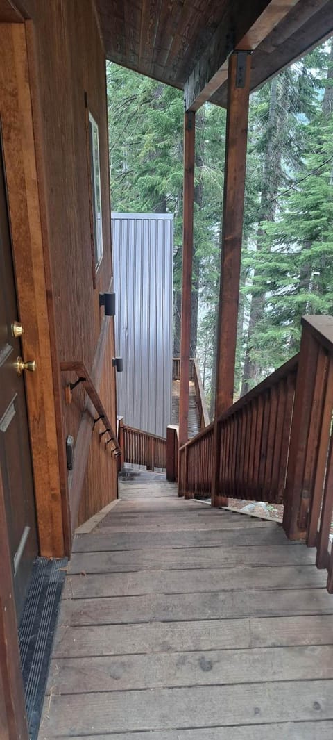 4 bedroom, 2 bath, sleeps 8, Lakefront with private dock DLR#097 House in Truckee