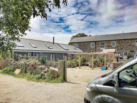 Property building, Natural landscape, Garden, Garden view, Parking