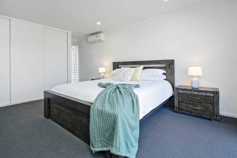 Harvey Haven -Sleeps upto 15 4 Bdrm 2 5 Bth House in Adelaide