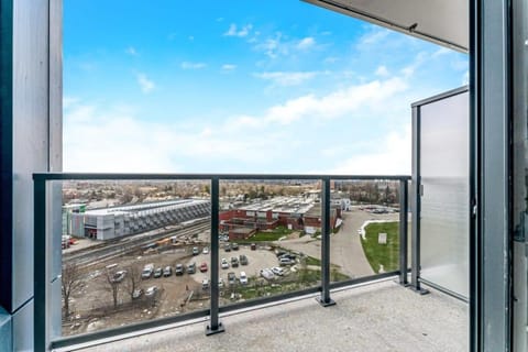 Luxury 1BR Suite - King Bed & Private Balcony Condominio in Waterloo