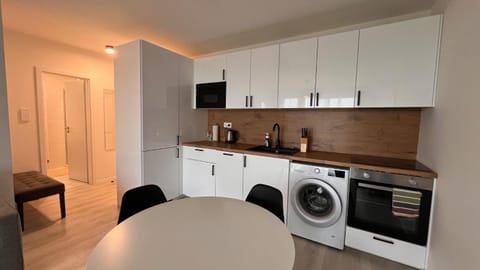 Coffee/tea facilities, Kitchen or kitchenette, Dining area, oven, stove, washing machine