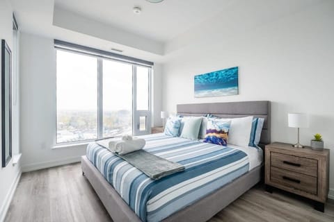 1BR Modern Condo - King Bed and Stunning City View House in Waterloo