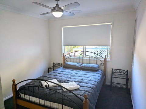 Bed, Photo of the whole room, Bedroom, fireplace, towels