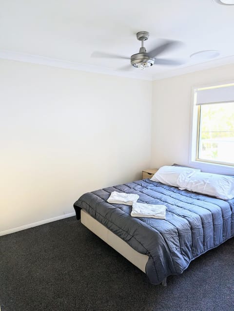 Bed, Photo of the whole room, Bedroom, fireplace, towels