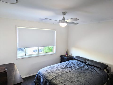 Bed, Photo of the whole room, Bedroom, fireplace