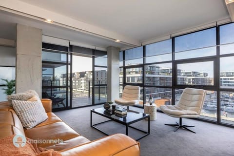 Modern 2 Bdrm Apt with Water Views 2x Car Spots Condominio in Canberra