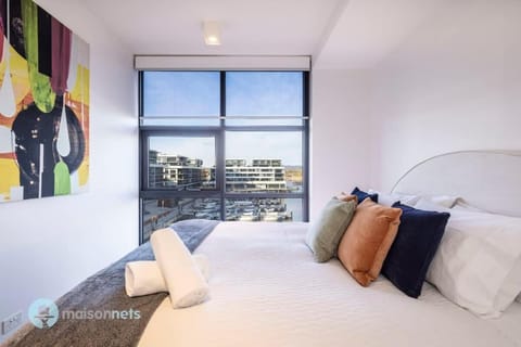 Modern 2 Bdrm Apt with Water Views 2x Car Spots Condo in Canberra