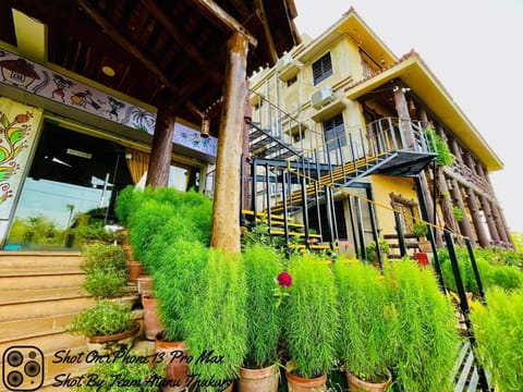 Property building, Spring, Day, Garden, View (from property/room), Balcony/Terrace, Garden view