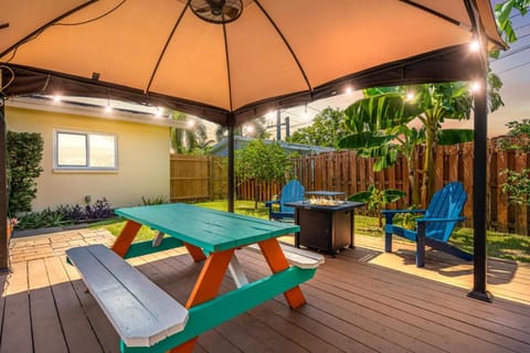 Bliss Tropical Oasis with Pool House in Oakland Park