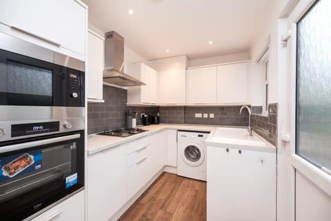 Lovely 2BR house in Norwood Junction London Haus in Croydon