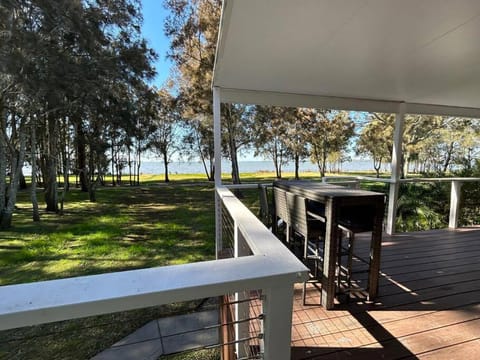 Absolutely Lakeside House, quiet and peace House in Berkeley Vale