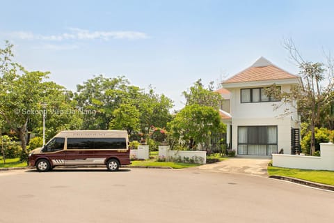 Tran Beach Front Luxury Villa Villa in Hoa Hai