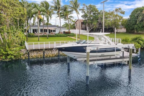 Waterfront Boat Dock and Guesthouse Casa in North Palm Beach