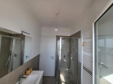 Shower, Bathroom, internet