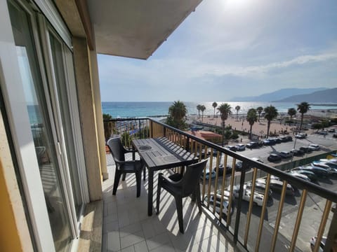 Natural landscape, View (from property/room), Balcony/Terrace, Dining area, Sea view, Parking