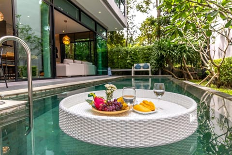 Swimming pool, Breakfast