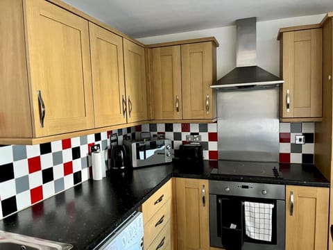 Pass the Keys Central Watford Apartment Sleeps 5 with Parking Condo in Watford