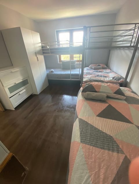 Dublin Airport Big rooms with bathroom outside room - kitchen only 7 days reservation Location de vacances in Dublin