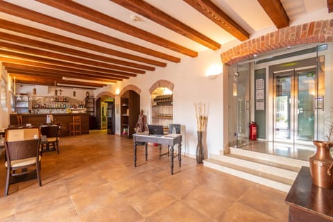 Restaurant/places to eat, Lobby or reception