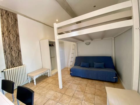 Studio avec jardin privatif au calme place de parking Apartment in La Londe-les-Maures