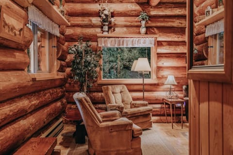 11SL - Wi-Fi - NO PETS Log Cabin - Sleeps 7 cabin Haus in Glacier