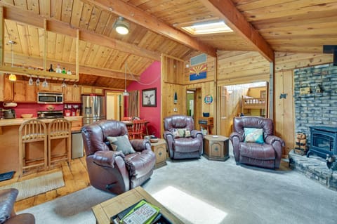 Cozy Munds Park Cabin with Fireplace and Deck! Casa in Munds Park