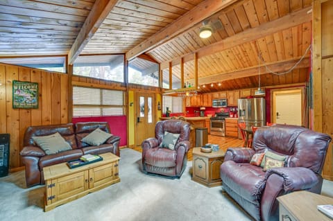 Cozy Munds Park Cabin with Fireplace and Deck! Haus in Munds Park