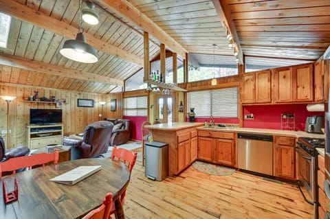 Cozy Munds Park Cabin with Fireplace and Deck! Haus in Munds Park