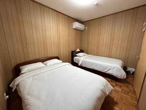 KIX House Waraku III 和楽三号館 Bed and Breakfast in Sennan