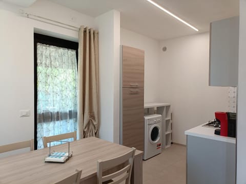 Kitchen or kitchenette, Dining area, washing machine