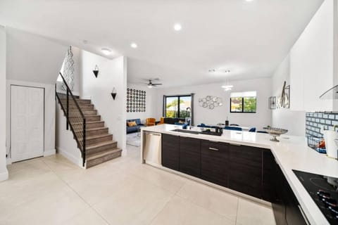 Modern RocknHome Near Hard Rock and FLL Airport House in Dania Beach