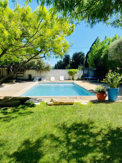 Grande maison, 5 chambres, piscine à 5 min d'Arles House in Arles