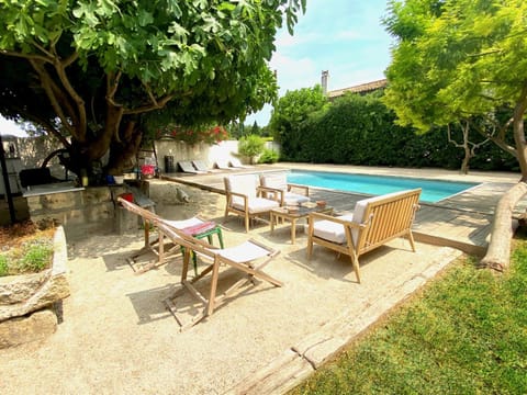 Grande maison, 5 chambres, piscine à 5 min d'Arles House in Arles