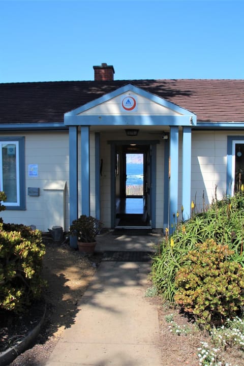 HI Point Montara Lighthouse Bed and Breakfast in Moss Beach