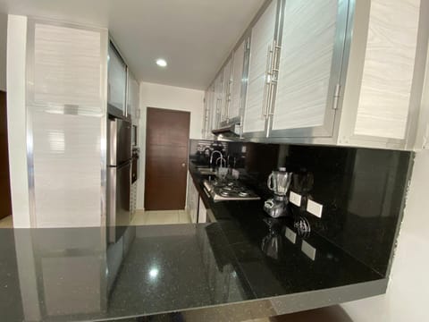 Kitchen or kitchenette, minibar