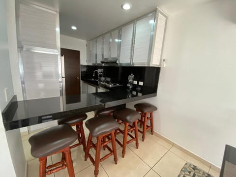 Kitchen or kitchenette, Dining area, minibar, pet friendly, stove