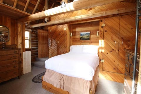 Yellowstone Lookout Lodge Chalet in Henrys Lake