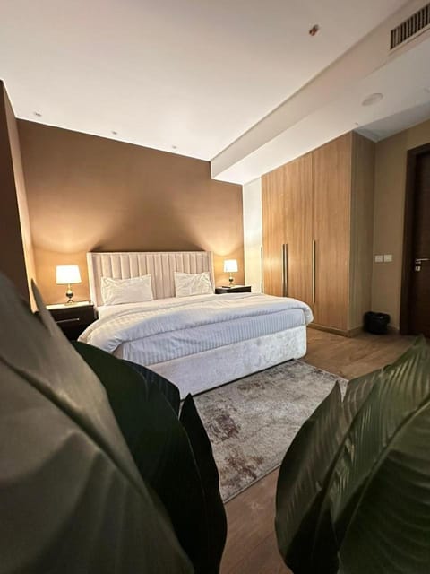 full luxury one bed apartment with maid room penta square Condominio in Lahore