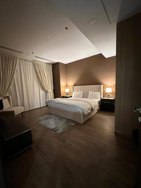 full luxury one bed apartment with maid room penta square Condominio in Lahore