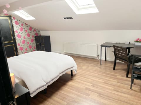 Entire PinkApt - Free parking - Up to 4 guests - 3 beds - Close to city centre Wohnung in Belfast
