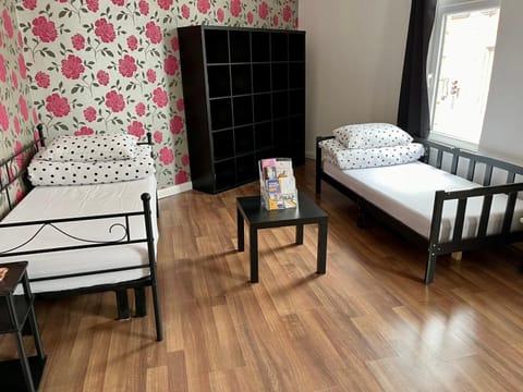 Entire PinkApt - Free parking - Up to 4 guests - 3 beds - Close to city centre Appartamento in Belfast