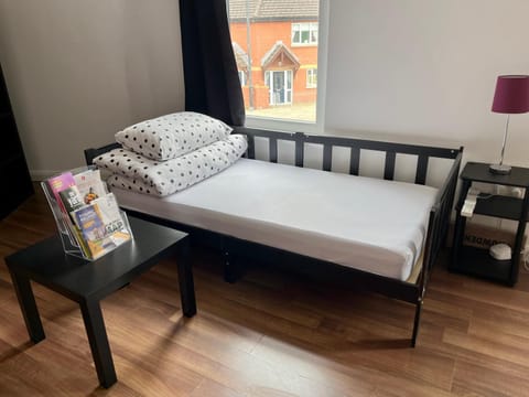 Entire PinkApt - Free parking - Up to 4 guests - 3 beds - Close to city centre Apartment in Belfast