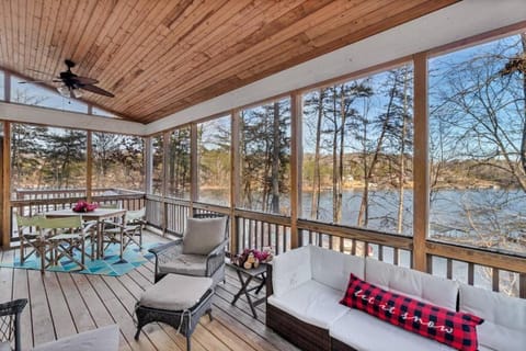 Lake-Front with Hot-Tub & Beautiful Views! House in Lake Hartwell