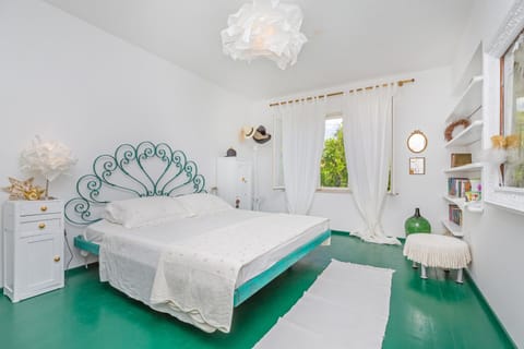 Bed, View (from property/room), Photo of the whole room, Decorative detail, Seating area, Bedroom