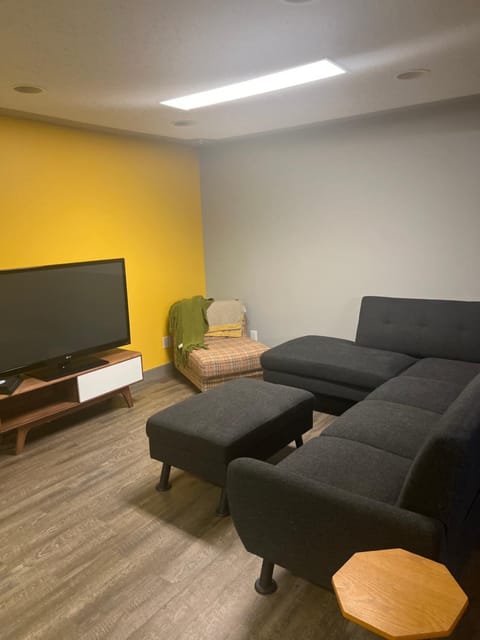 Spacious Room & Living Area in NW! Urlaubsunterkunft in Calgary