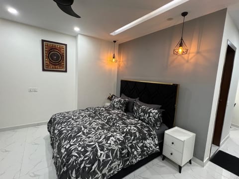 Chic Noir 1 Bedroom Apartment Gulberg Copropriété in Lahore